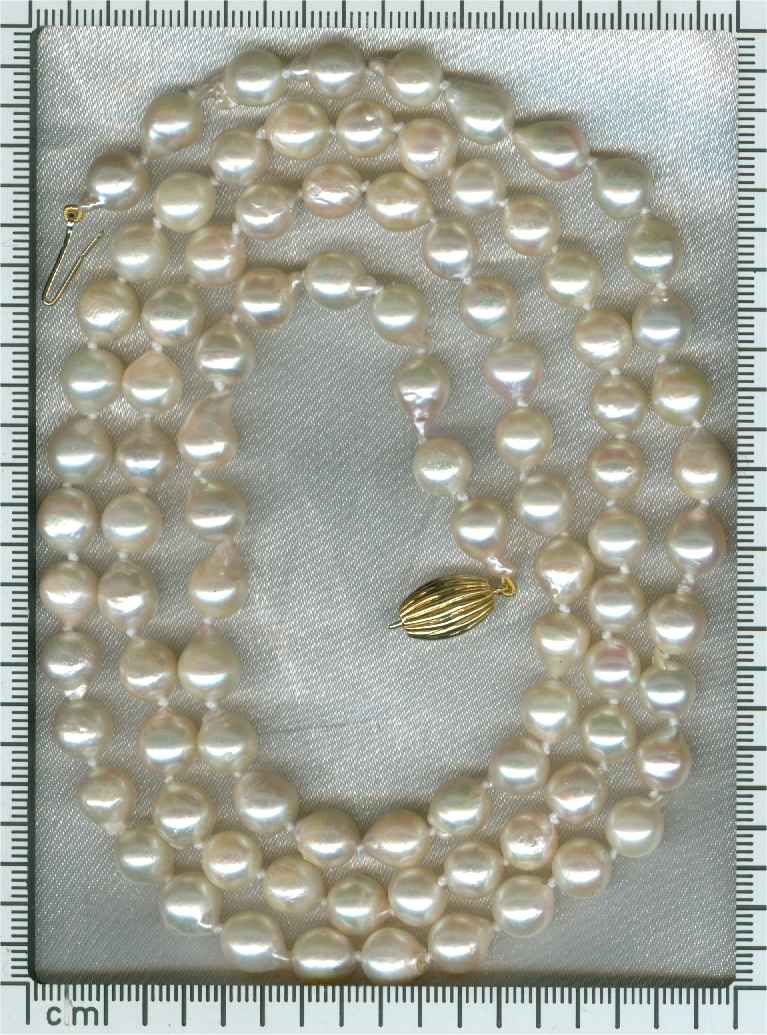 Estate pearl necklace with gold closure